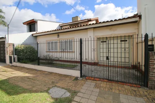 Casa en venta en Carlos Casares 1800, Castelar, Moron, GBA Oeste, Provincia de Buenos Aires
