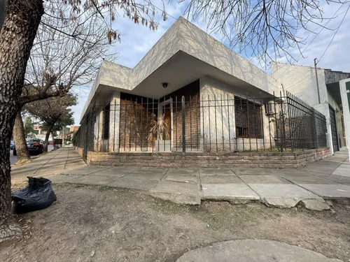 Casa en venta en Quintana al 700, Castelar, Moron, GBA Oeste, Provincia de Buenos Aires