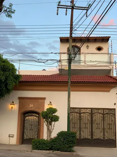 Casa en venta en 28 Ernesto Perrusquía, Centro, Santiago de Querétaro, Querétaro