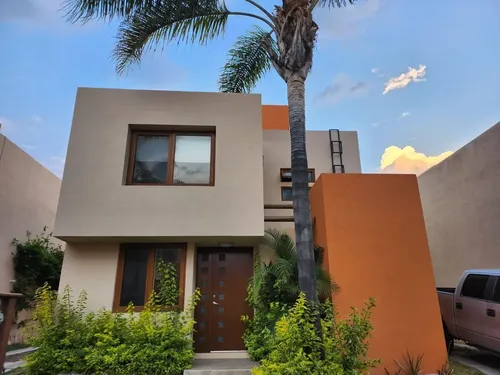 Casa en venta en Cercanía de Fraccionamiento Puerta Real, Fraccionamiento Puerta Real, Corregidora, Querétaro